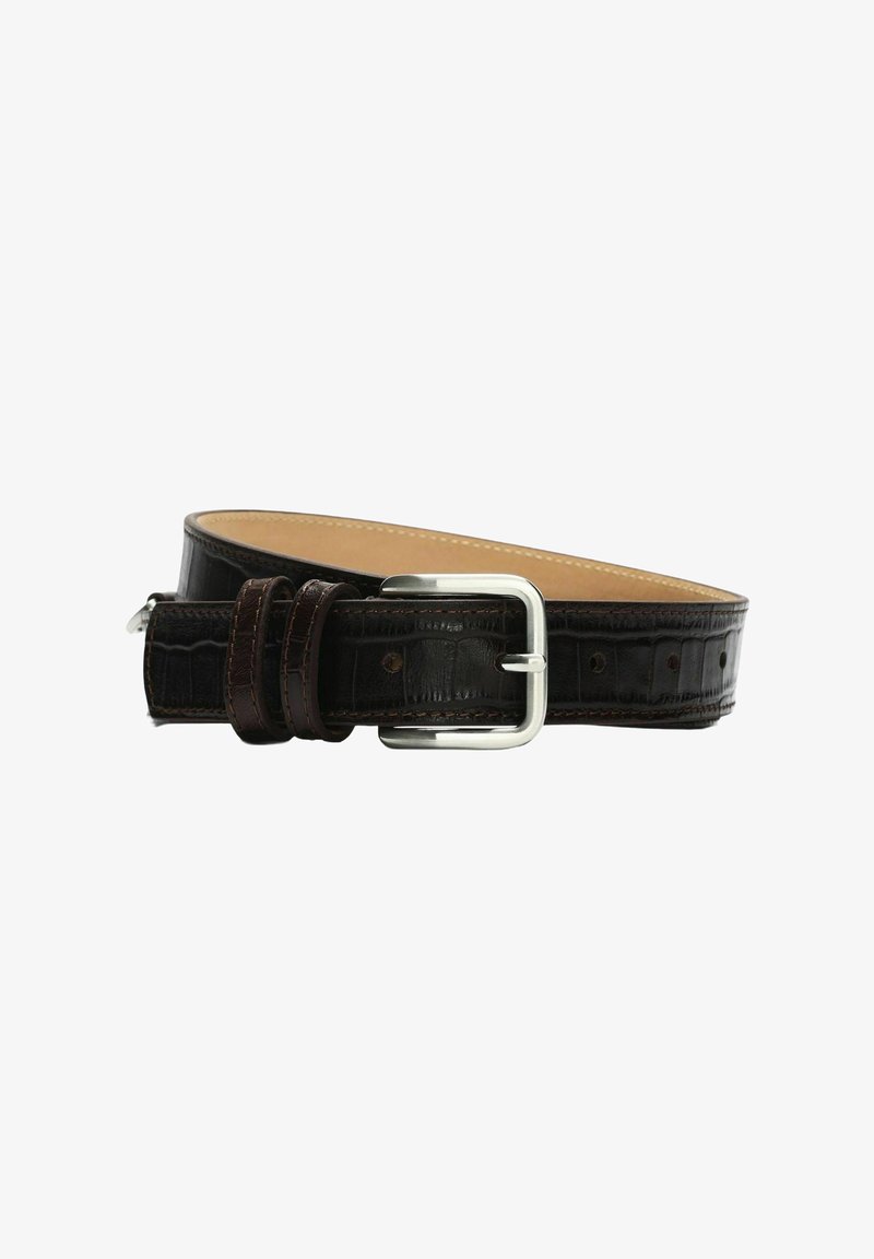 Ceinture en cuir marron foncé avec motif crocodile, boucle rectangulaire argentée et deux passants en cuir, présentée enroulée sur fond blanc.