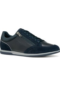 Baskets navy en combinaison de cuir lisse et de daim, avec des lacets et une fermeture éclair sur le côté, et une semelle intermédiaire blanche.