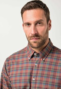 Męska koszula w kratę z button-up w odcieniach bordo, zieleni i niebieskiego, z kołnierzykiem typu spread, jedną kieszenią na piersi oraz kontrastowymi guzikami.