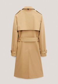 Beige Trenchcoat mit einem Rückencape und Gürtel, langen Ärmeln mit Manschetten und einer glatten Textur. Minimalistisches Design mit klaren Linien.