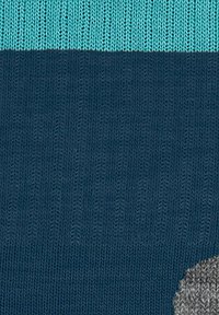 Stricksocken mit einem gestreiften Design in Petrol und Marineblau. Mit einer grauen Ferse und einem strukturierten Akzent, gefertigt aus einem weichen, dehnbaren Material.