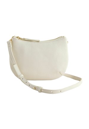 Biela kožená kabelka cez rameno s oblým tvarom, horným zipsovým zapínaním a odnímateľným, nastaviteľným popruhom. Zlato tónované kovania.