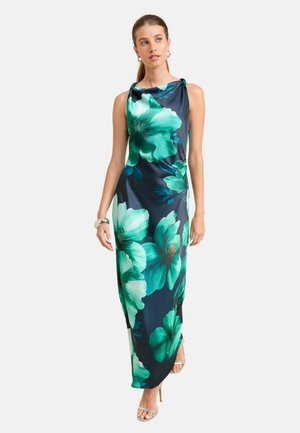 Maxikleid aus Satin mit floralem Muster in Grün und Blau auf dunklem Hintergrund, mit drapiertem Ausschnitt und figurbetonter Silhouette.