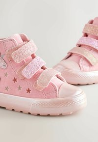 Rózsaszín velúr cipők három csillogó tépőzárral és csillag díszítéssel. Fényes rózsaszín orr-rész és texturált rózsaszín gumi talp.