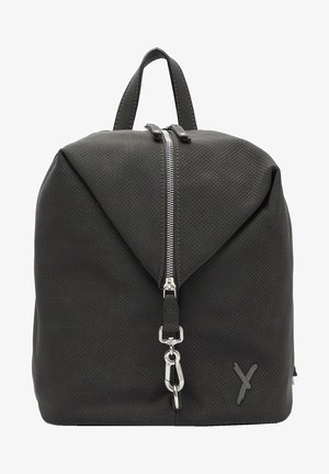 Schwarzer strukturierter Rucksack mit oberem Reißverschluss und einem Metallverschluss vorne, mit einem kleinen aufgenähten dekorativen "Y" unten rechts.