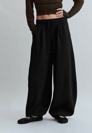 Stradivarius, SOFT-TOUCH BARREL JOGGER TROUSERS - Pantalon de survêtement - black
