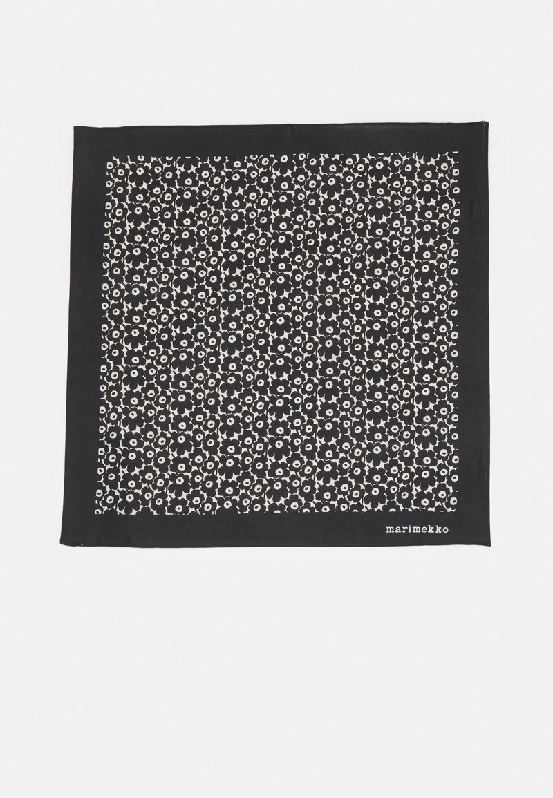 Écharpe noire à motif, ornée d'un design floral blanc, en tissu doux, de forme carrée avec un détail de marque dans le coin.