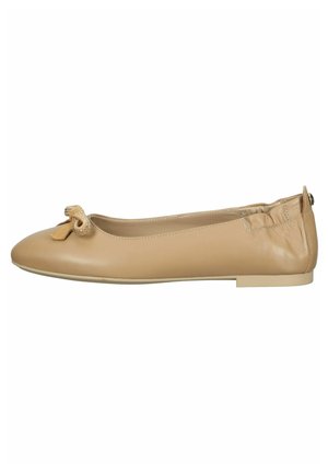 Beige Leder-Ballerinas mit runder Zehenpartie, ausgestattet mit einer kleinen Schleifendetail vorne und einer flachen Sohle. Glatte Textur, minimalistisches Design.