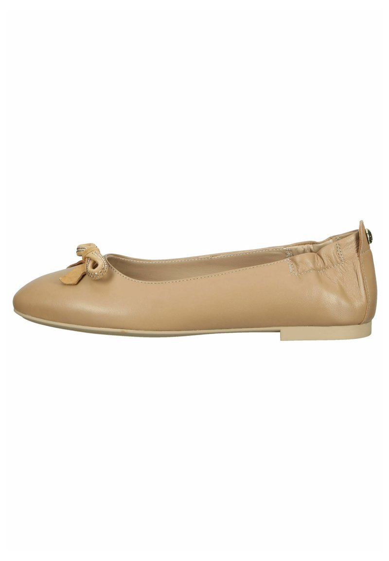 Beige Leder-Ballerinas mit runder Zehenpartie, ausgestattet mit einer kleinen Schleifendetail vorne und einer flachen Sohle. Glatte Textur, minimalistisches Design.