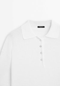 Weißes Strick-Poloshirt mit klassischem Kragen, Fünf-Knopf-Leiste und weicher Textur. Markenlabel "Massimo Dutti" am Halsausschnitt sichtbar.