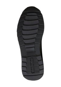 Semelle de chaussure en caoutchouc noir avec de profonds sillons et crêtes pour l'adhérence, présentant une surface texturée et un logo en relief au centre.