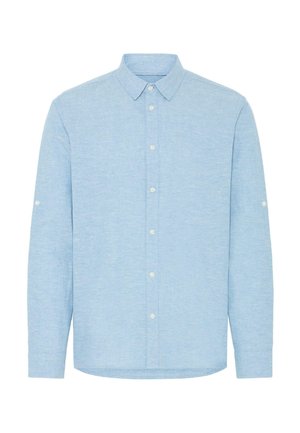 Μακρυμάνικο γαλάζιο πουκάμισο με μύτη γιακά και λευκά κουμπιά, εμφανιζόμενο από μπροστά σε λευκό φόντο.