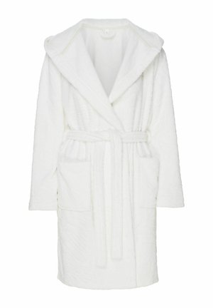 Biały szlafrok z kapturem o teksturowanej powierzchni, z długimi rękawami, paskiem w talii i dwoma przednimi kieszeniami. Miękki materiał o puszystym wyglądzie.