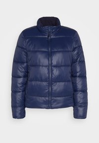 Granatowa puchowa kurtka z wysokim kołnierzem, pikowanym wzorem, zapięciem na zamek z przodu i długimi rękawami. Gładkie, błyszczące wykończenie.