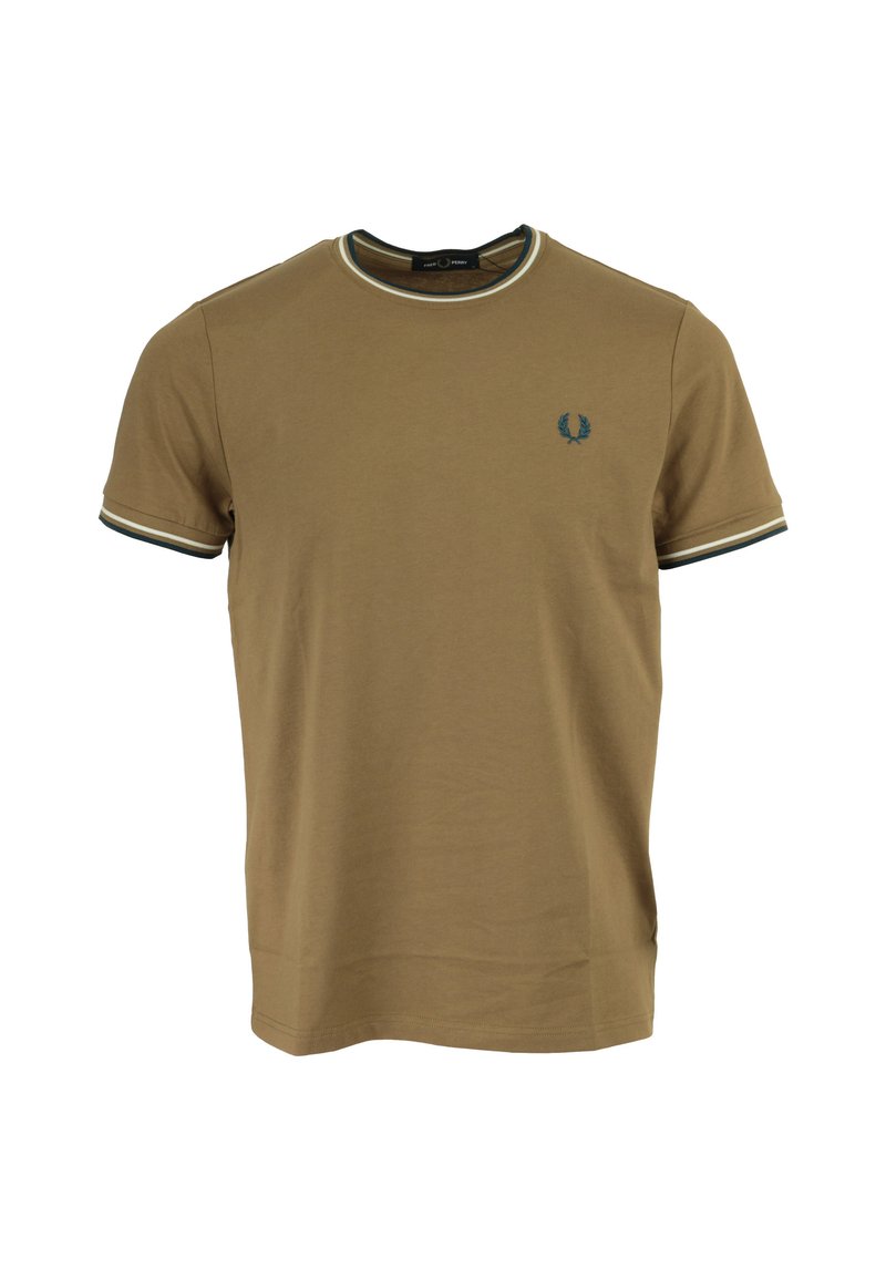 T-shirt corto a maniche corte di colore sabbia con scollatura rotonda, caratterizzato da accenti a righe verdi e bianche sul colletto e sulle maniche, e un piccolo logo.