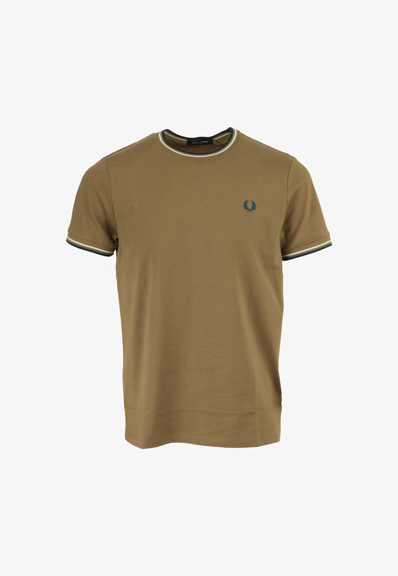 T-shirt corto a maniche corte di colore sabbia con scollatura rotonda, caratterizzato da accenti a righe verdi e bianche sul colletto e sulle maniche, e un piccolo logo.