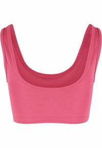 Roosa sobiv crop-top, millel on ümar kaelus ja laiad rihmad. Valmistatud siledast venivast kangast, millel on ühtlane disain. Pole nähtavaid kinnitusi.