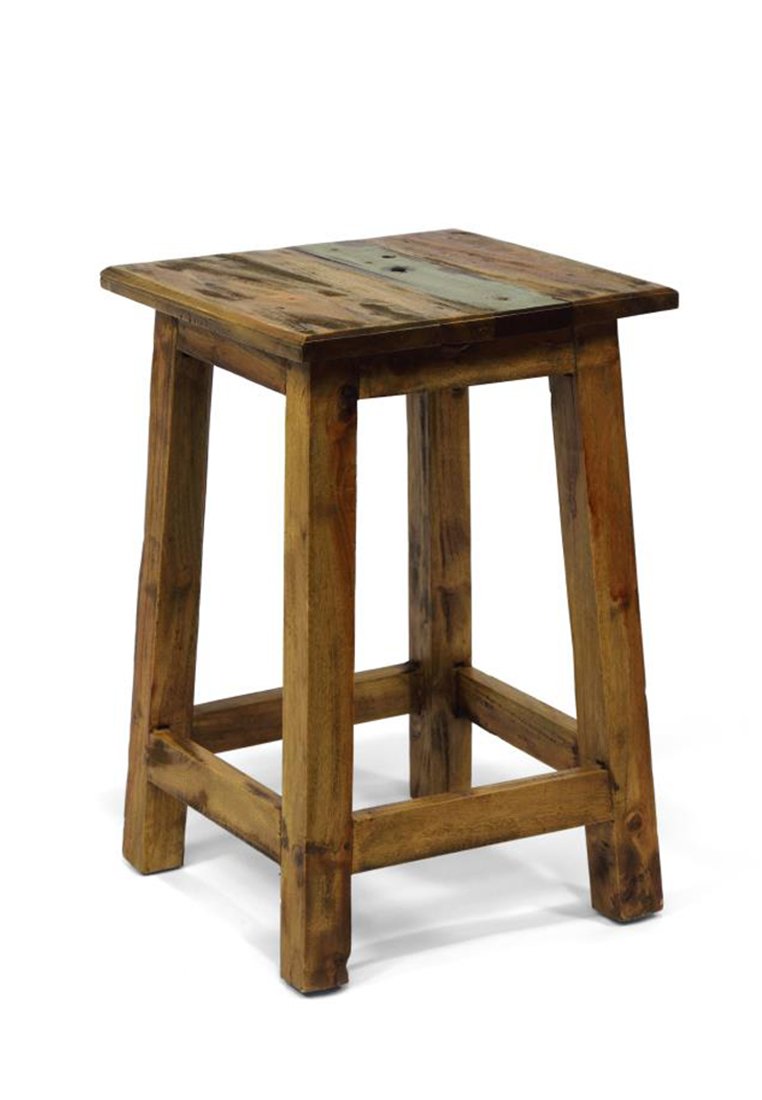 Taburete de madera con una parte superior cuadrada, patas robustas y un acabado natural. Destaca por su superficie texturizada y un acento metálico en la parte superior.