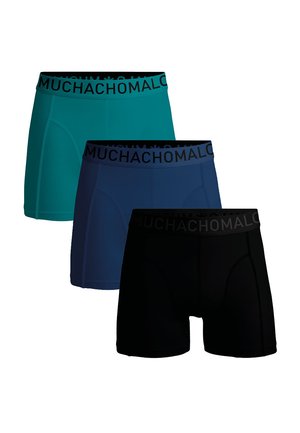 Paket treh bokseric v temno zeleni, temno modri in črni barvi. Imajo enotno zasnovo s črnim pasom, označenim z "MUCHACHOMALO." Gladka tekstura tkanine.