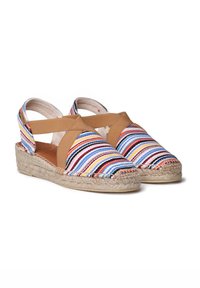 Espadrilles in tela a righe con soletta in juta, dotate di una fascia elastica color crema sopra il piede e un design con tallone aperto per una maggiore traspirabilità.
