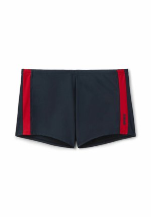 Námořnicky modré plavecké šortky s vertikálními červenými pruhy po obou stranách a malým logem na pravém pruhu, položeny naplocho na bílém pozadí.