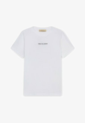 Biała koszulka z krótkim rękawem i okrągłym dekoltem, z czarnym logo "TRUSSARDI" umieszczonym na środku klatki piersiowej na jednolitym tle.