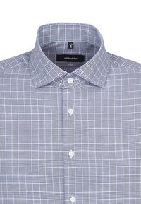 Niebiesko-biała kraciasta koszula z kołnierzykiem zapinanym na guziki, wykonana z miękkiej tkaniny o klasycznym kroju, z pięcioma guzikami.