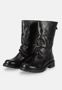 Botas de piel negra hasta la mitad de la pantorrilla con un diseño arrugado, suelas de goma texturizadas y un ligero tacón. Cuenta con un bucle en la parte trasera para facilitar el calzado.