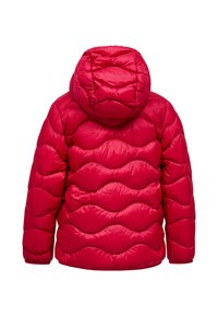 Rød puffedejakke med bølget quilting og fastgjort hætte, vist fra ryggen på en hvid baggrund.