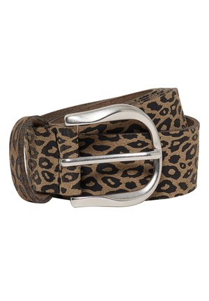 Leopardenmuster brauner und schwarzer Ledergürtel mit einer silbernen, abgerundeten rechteckigen Metallschnalle, aufgerollt vor weißem Hintergrund.