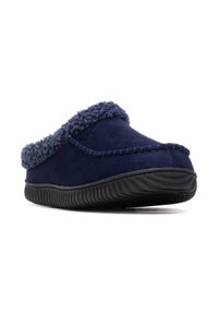 Zapatilla azul marino con un suave ribete de forro polar, parte superior de ante y suela de goma negra texturizada. Presenta detalles cosidos a lo largo de las costuras.