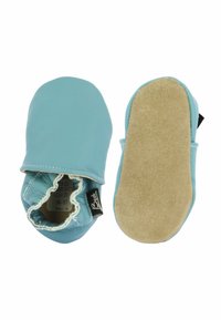 Helle blaue Lederbabyschuhe mit einer weichen Wildledersohle, elastischen Öffnungen und einem Etikett, das die Größe 16-17 Monate anzeigt. Glatte Oberflächenstruktur.