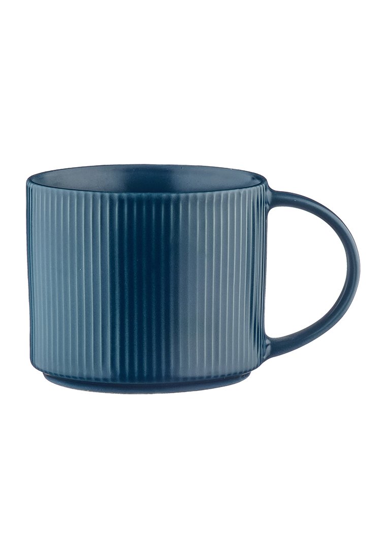 Keramiktasse in Dunkelblau mit gerippter Textur, runder Form und einem stabilen Griff. Sie hat ein glattes Inneres und eine matte Oberfläche.