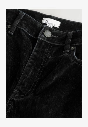 Sorte denim jeans med en blød tekstur, der har en knaplukning og et mærke. Materialet har subtile variationer i farve og finish.