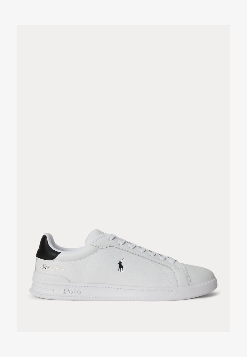 Άσπρο sneaker χαμηλού τύπου με μαύρη ταμπέλα στη φτέρνα, μαύρο λογότυπο Polo Ralph Lauren στο πλάι και ανάγλυφο «Polo» στην εξωτερική άκρη της σόλας.