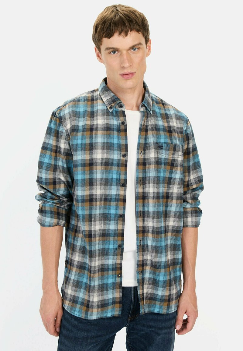Geruite shirt in blauw, bruin en wit, met een knoopsluiting, lange mouwen opgerold bij de manchetten en een enkele borstzak.