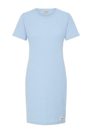 Lichtblauwe jurk met korte mouwen en geribbelde textuur, ronde halslijn en een klein merkembleem linksonder. Soepele stof.