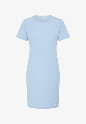 Hellblaues kurzärmeliges Kleid mit einer gerippten Struktur, rundem Ausschnitt und einem kleinen Markenschild unten links. Glatter Stoff.