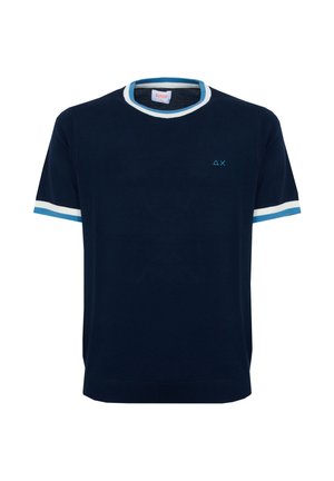 Maglietta a maniche corte in maglia blu navy con rifiniture bianche e azzurre su colletto e polsini, piccolo logo a triangolo e croce azzurra sul petto.