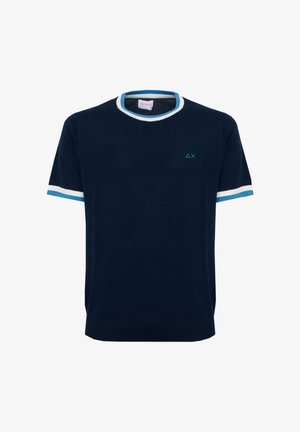 Marineblauw gebreid shirt met korte mouwen en witte en lichtblauwe bies op de kraag en manchetten, met een klein lichtblauw driehoek- en kruislogo op de borst.