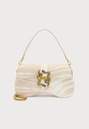 Sac à main crème et beige à motif avec fermeture en forme de serpent doré et chaîne, une seule sangle d'épaule, et logo Just Cavalli à l'avant.