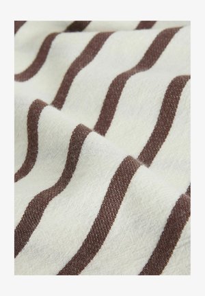 Pehme kangas pruuni ja valge horisontaalse triibuga, näidatud õrnade voltidega, mis rõhutavad tekstuuri ja mustri detaile.