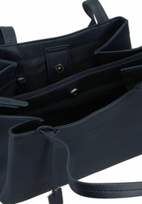 Borsa a mano in pelle blu navy con finitura testurizzata, dotata di tasca con zip, chiusura a scatto e doppi manici.