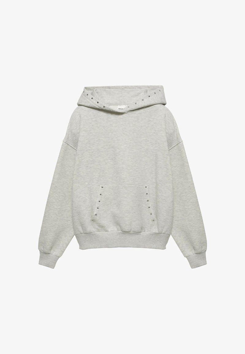 Sweat à capuche gris clair à manches longues, poche avant et détails de clous métalliques sur les bords de la poche et du bord de la capuche.