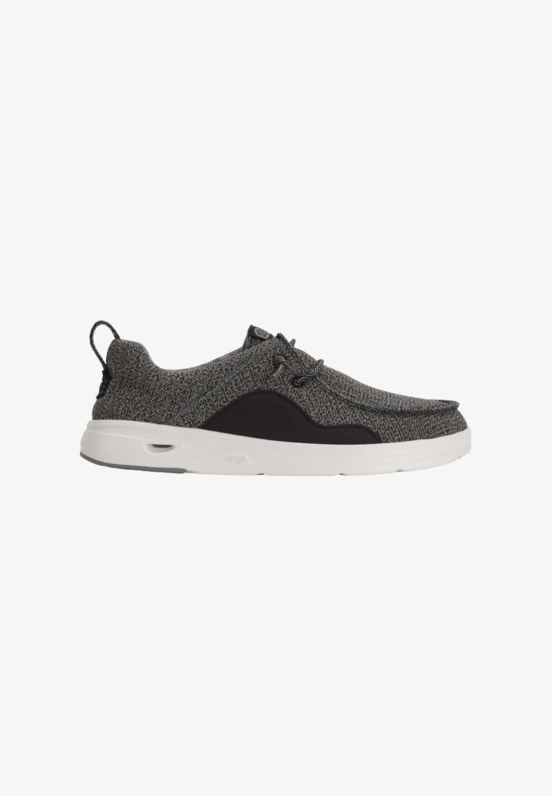 Zwarte en grijze sneaker met een gestructureerde bovenkant, witte zool en zwarte accenten. Voorzien van een trekband en vetersluiting met een stijlvol afgeronde neus.