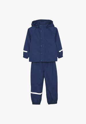 Marineblauer wasserdichter Kinderregenmantel mit Kapuze und passender Hose, mit reflektierenden weißen Streifen an Ärmeln und Hosenbeinen.