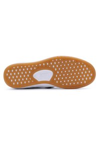 Weißer Sneaker mit einer strukturierten Gummi-Sohle. Verfügt über ein gemustertes Profil mit kreisförmigen und diamantartigen Formen für besseren Halt. VANS-Logo sichtbar.