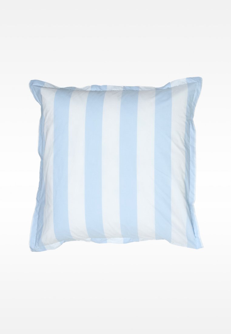 Quadratisches Kissen mit abwechselnden hellblauen und weißen Streifen. Hergestellt aus weichem Stoff mit glatter Textur und kederbesetzten Rändern.