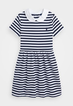 Pruhované šaty v námořnické modři a bílé, s kulatým bílým límcem, krátkými rukávy a nařasenou sukni. Měkká, elastická látka. Malý detail loga.