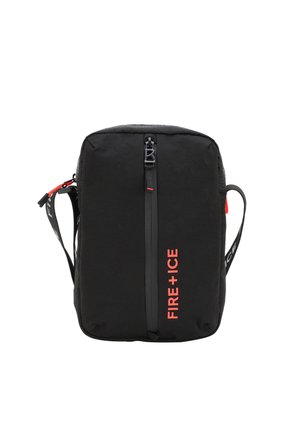 Zwarte rechthoekige tas met een gestructureerd oppervlak, ritsluiting en een gedurfde rode "FIRE + ICE" logo. Voorzien van een verstelbare schouderband.